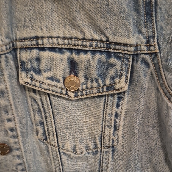 GAP Light Wash Denim Jacket Iconic Trucker Style - Picture 4 of 10